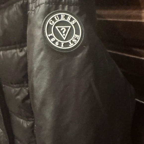 Guess black jacket 3 pockets small hold on INSIDE pocket only size MEDIUM - Picture 5 of 6